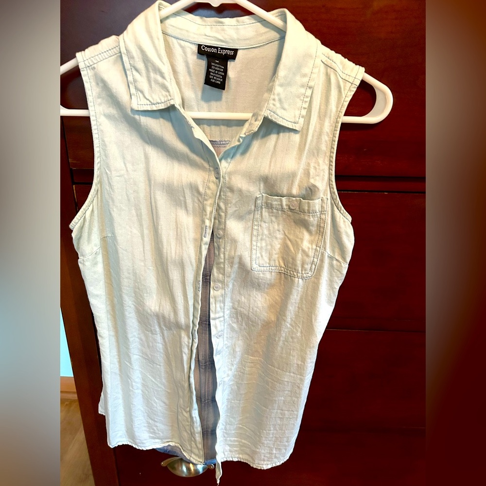 Size medium women’s sleeveless button down top.